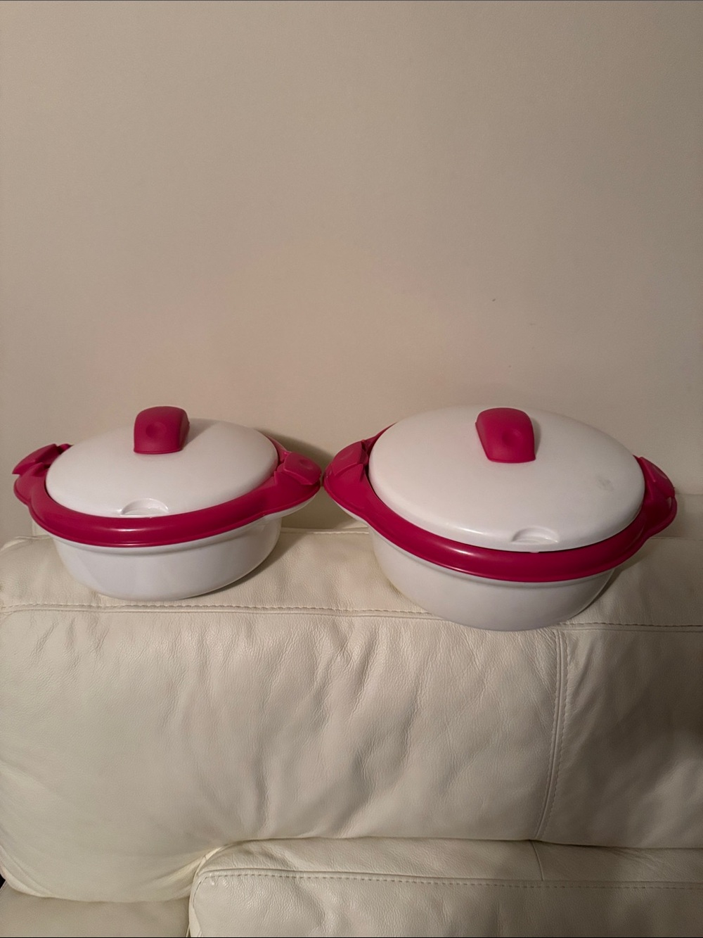 White and Pink Microwaveable Food Storage Bowls with Lids